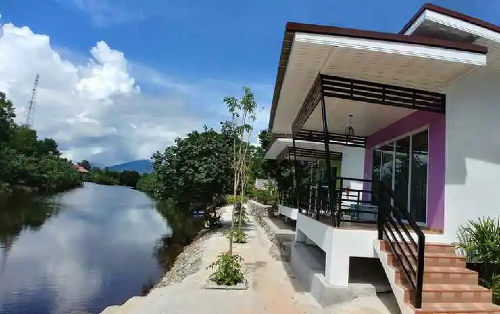 Thipburee Riverside Hotel