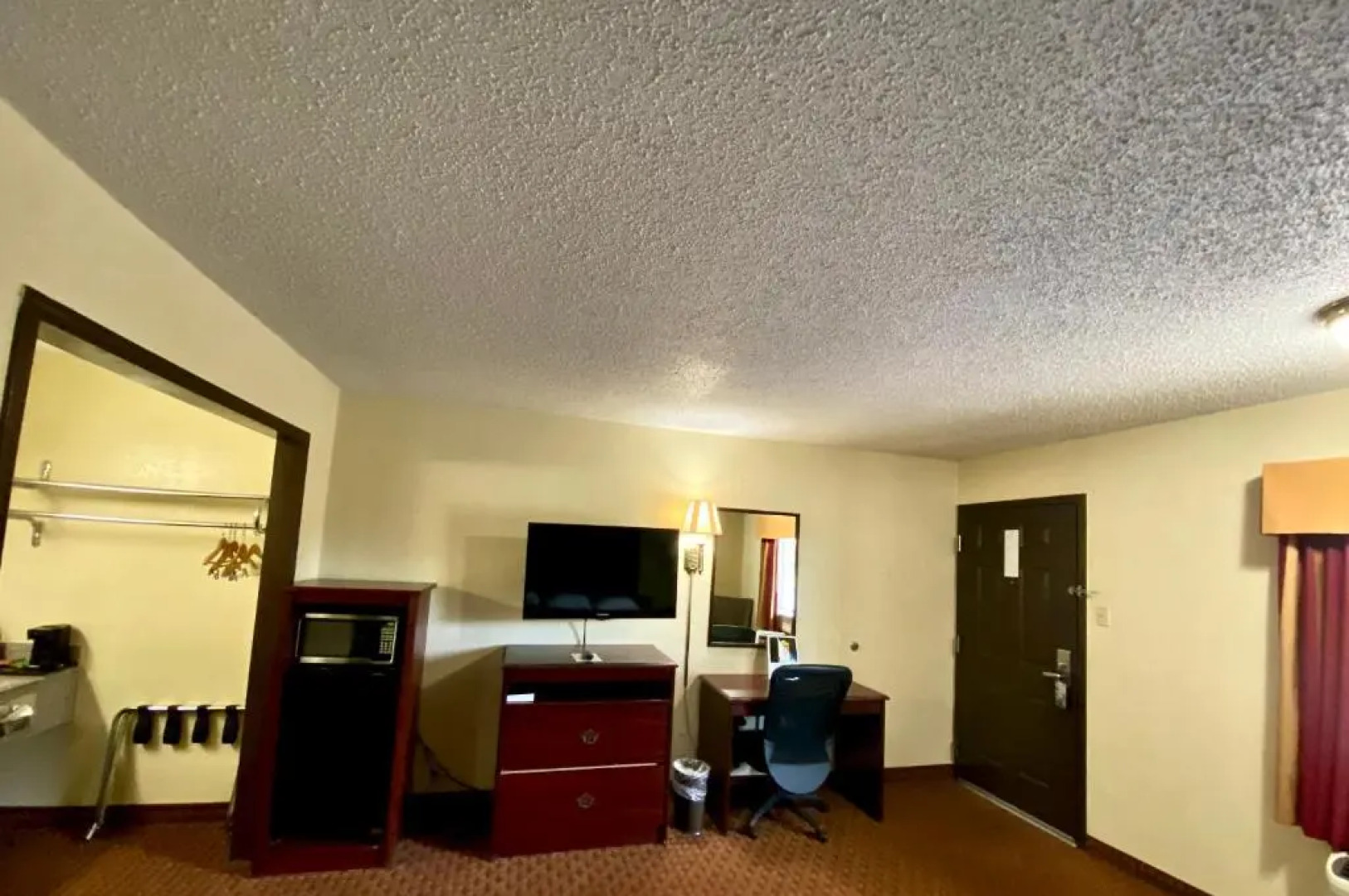 Super 8 by Wyndham Shawnee