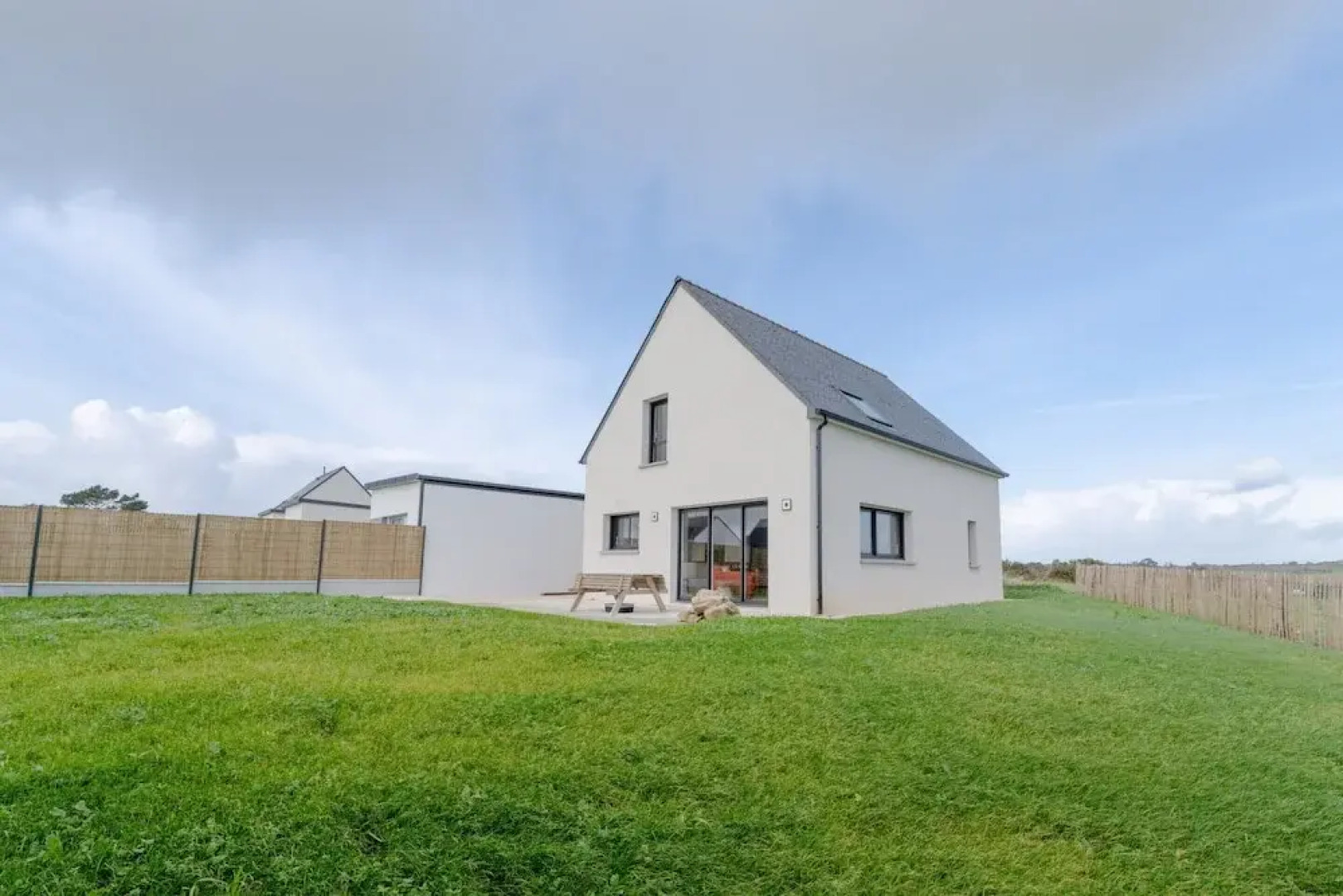 Pretty new House With Small sea View