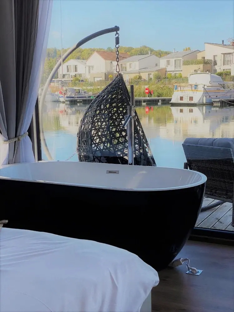 Un Moment Suspendu Pour Couple : Houseboat « Trampoline sur Leau »