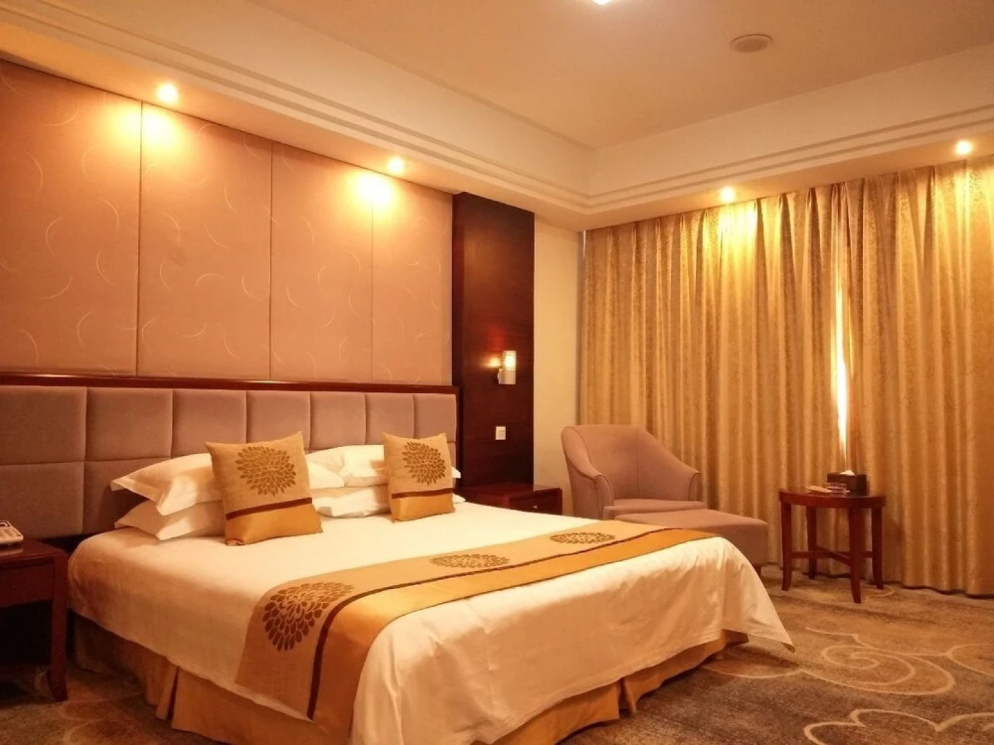 Jiuhuashan Center Hotel