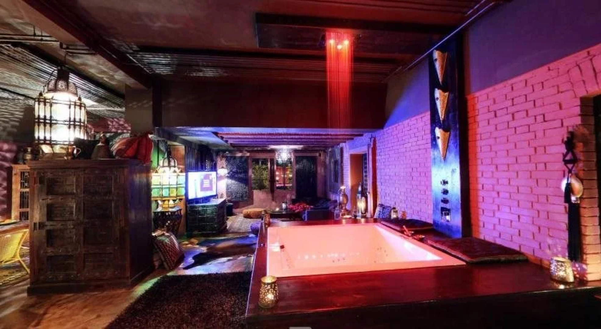 Bijou Hotel / Love and Romance