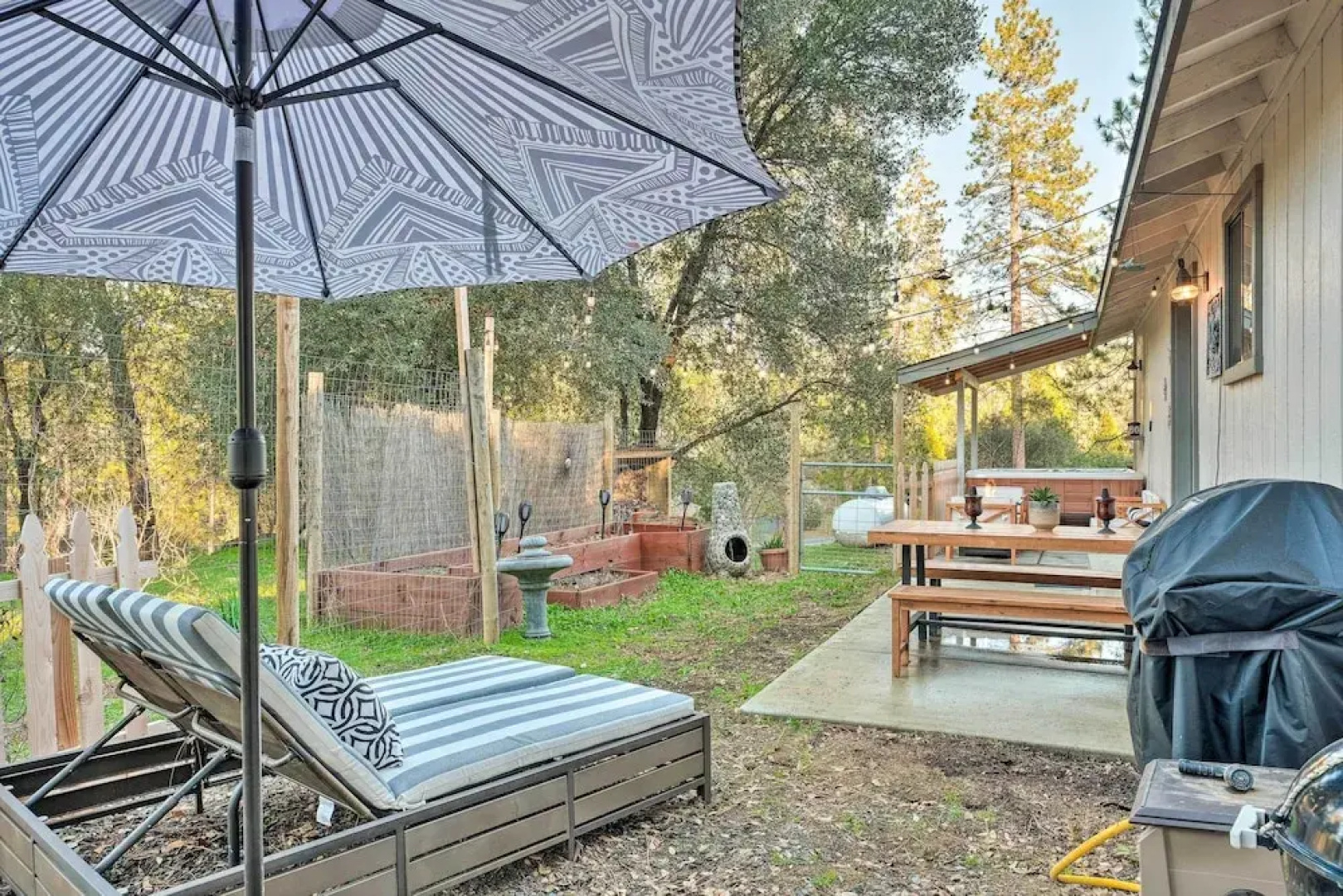 Lakeside Groveland Home w/ Hot Tub, Near Yosemite