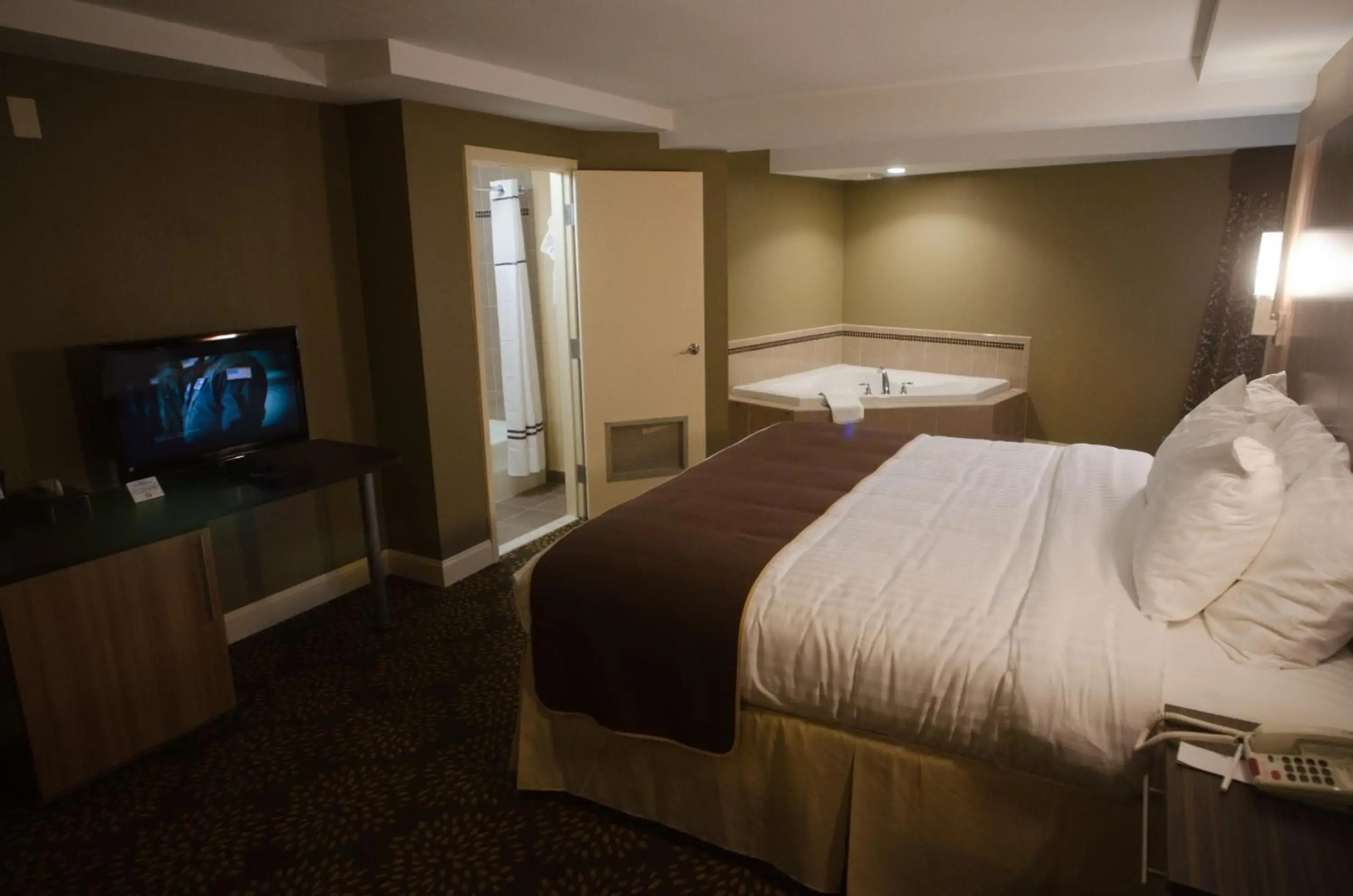 AAshram Hotel by Niagara River