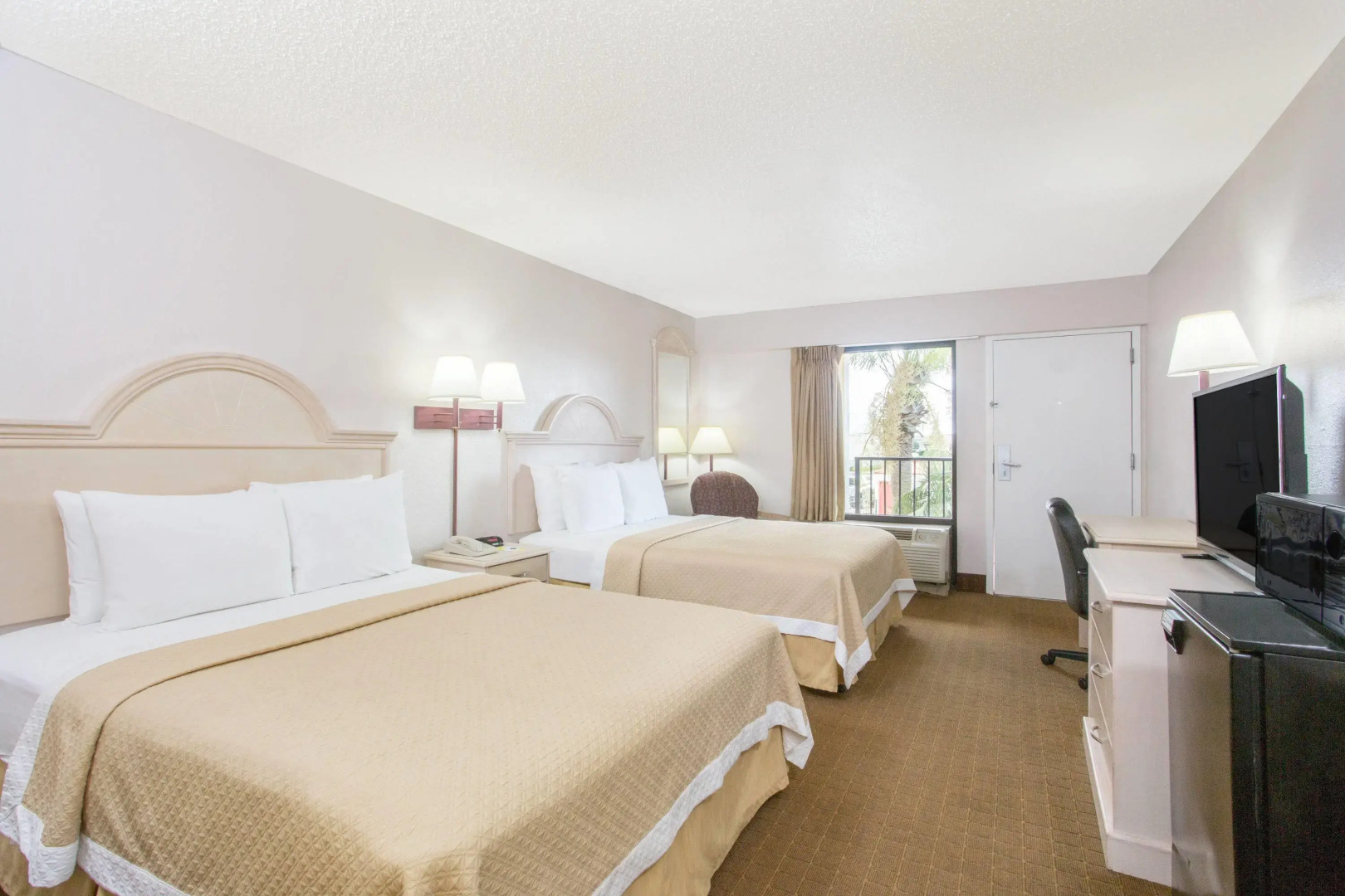 Days Inn & Suites by Wyndham Navarre - near Beaches/Hurlburt