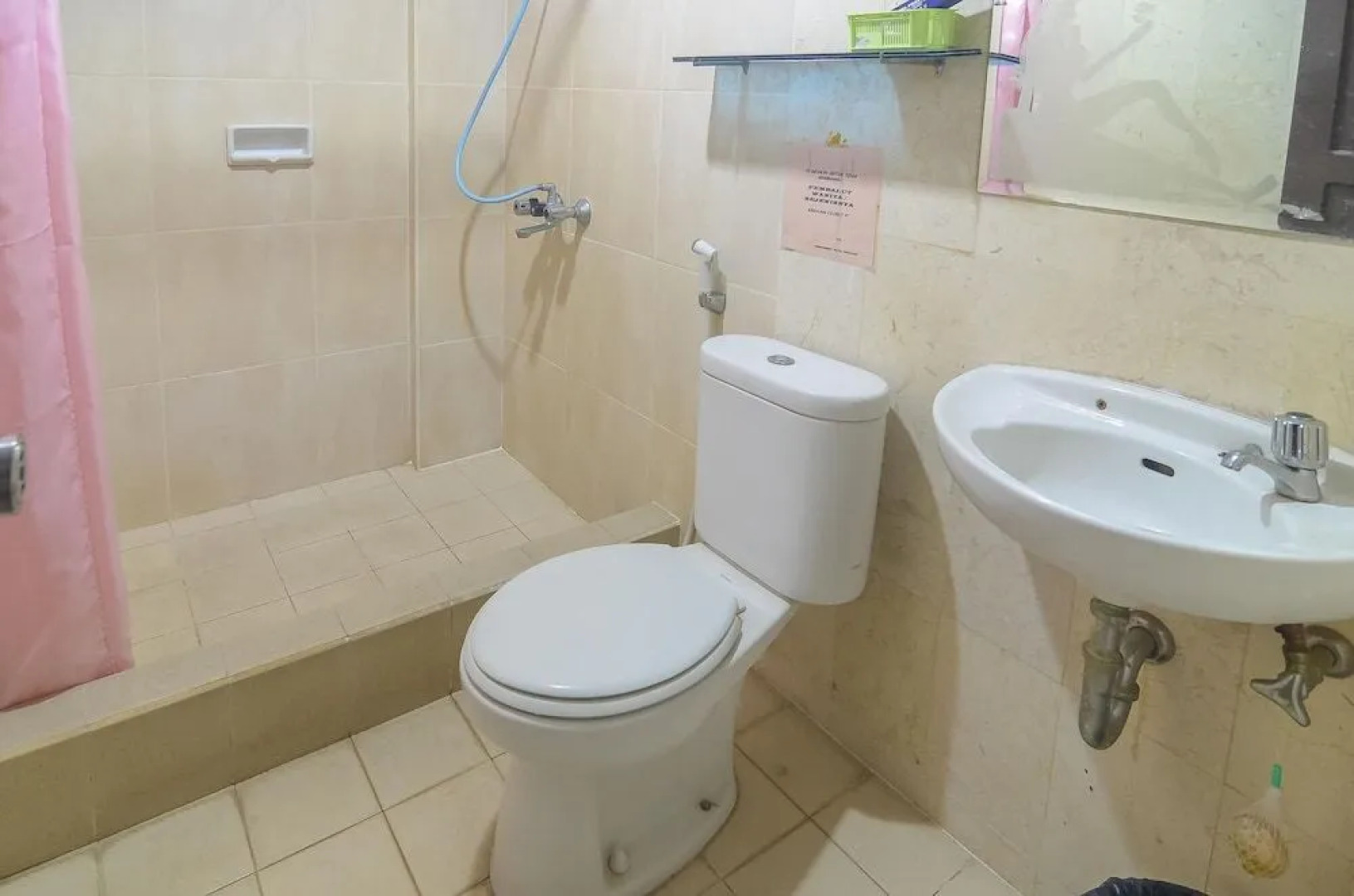 RedDoorz near Tugu Naga Singkawang