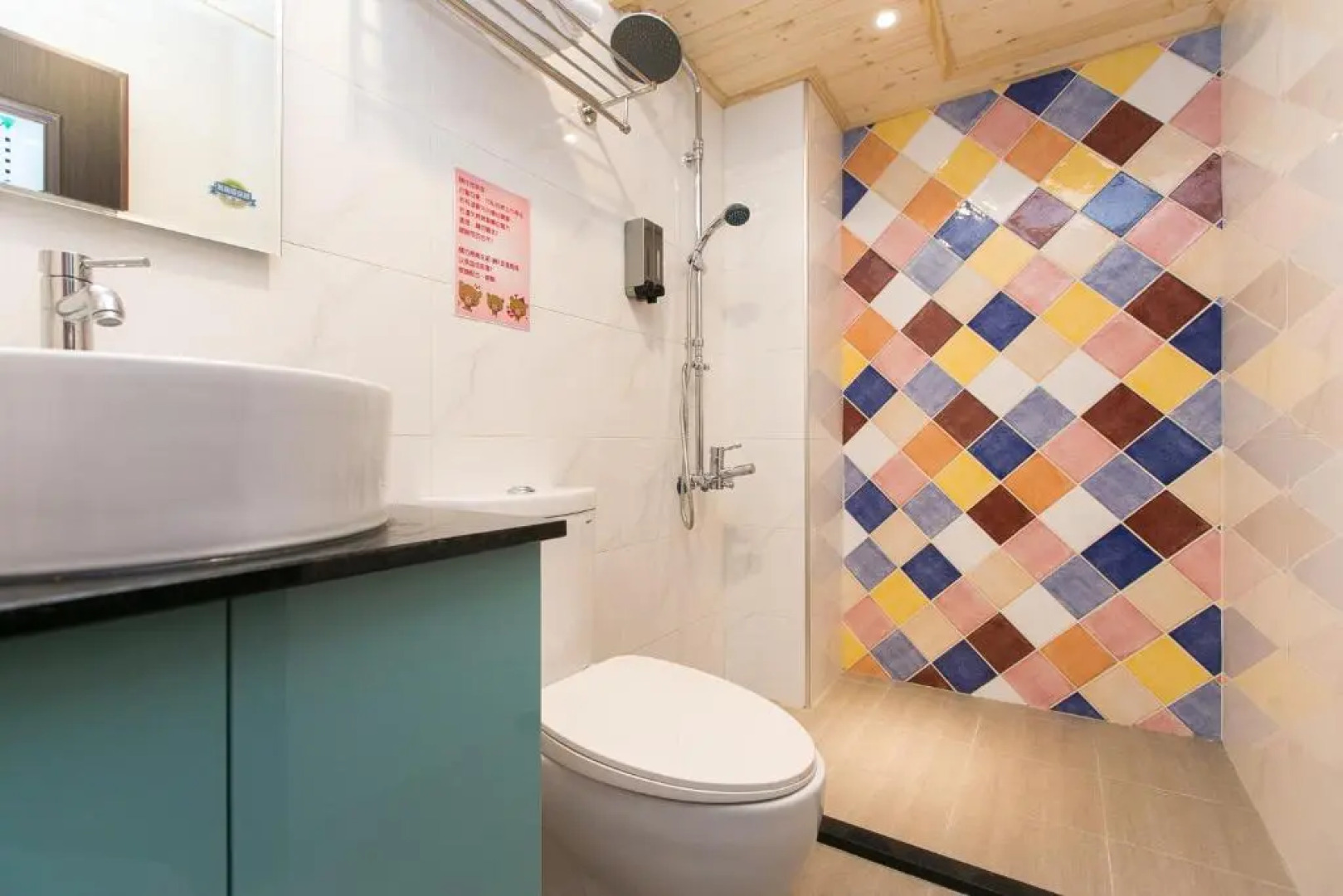 Amir Train Station and Elevator B&B