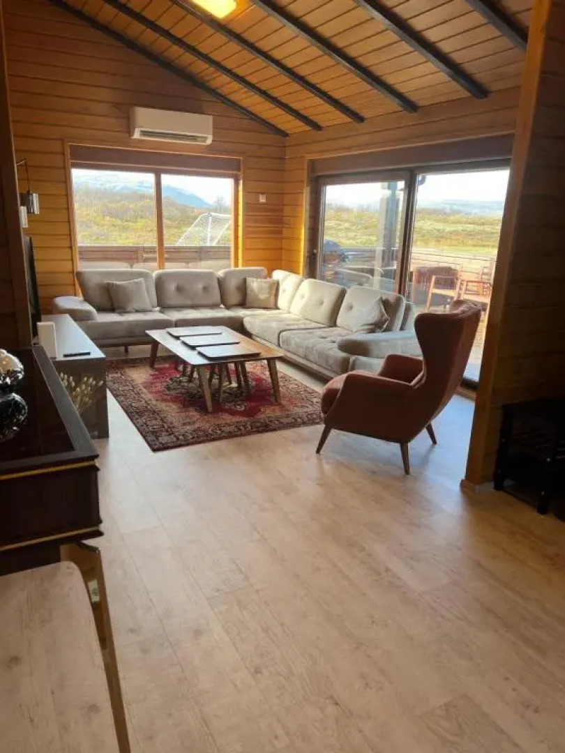 Large luxury Cabin On The Golden Circle Next To Kerið The Crater.