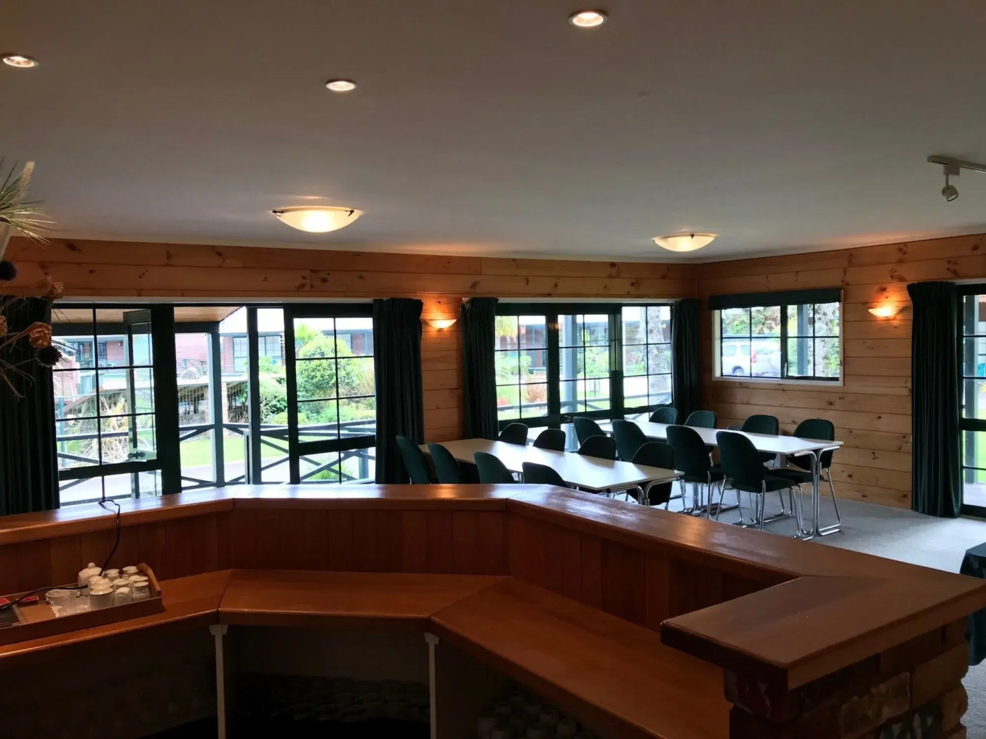 Cedarwood Lakeside Motel & Conference Venue