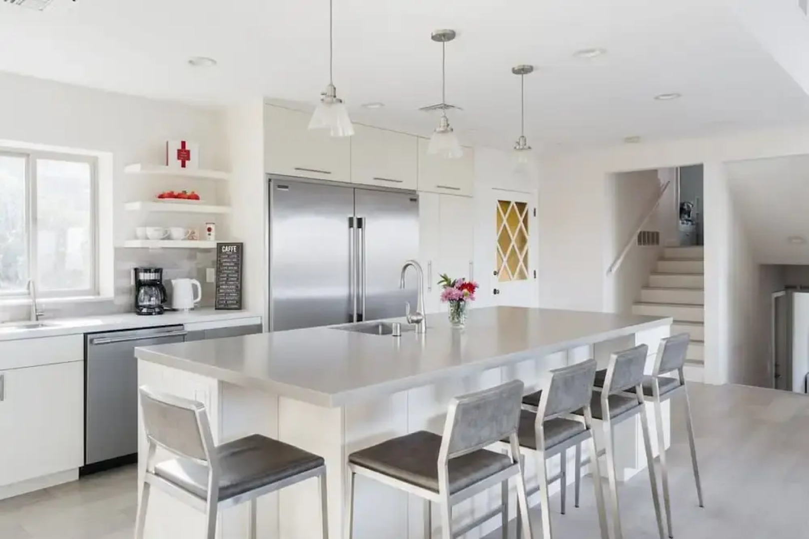 Spacious and Bright 5-bedroom Oasis Pool and Yard