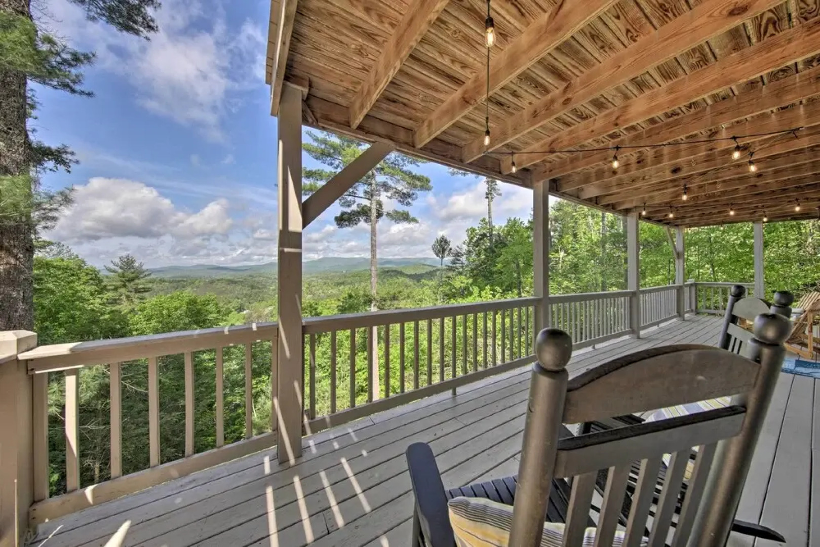 Treetop Hideout w/ Long-range Mountain Views!