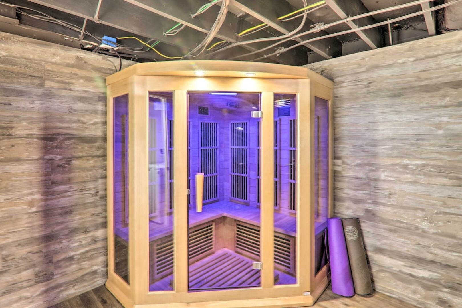 Sunroom, Fire Pit + Sauna: Lake Locust Village Gem