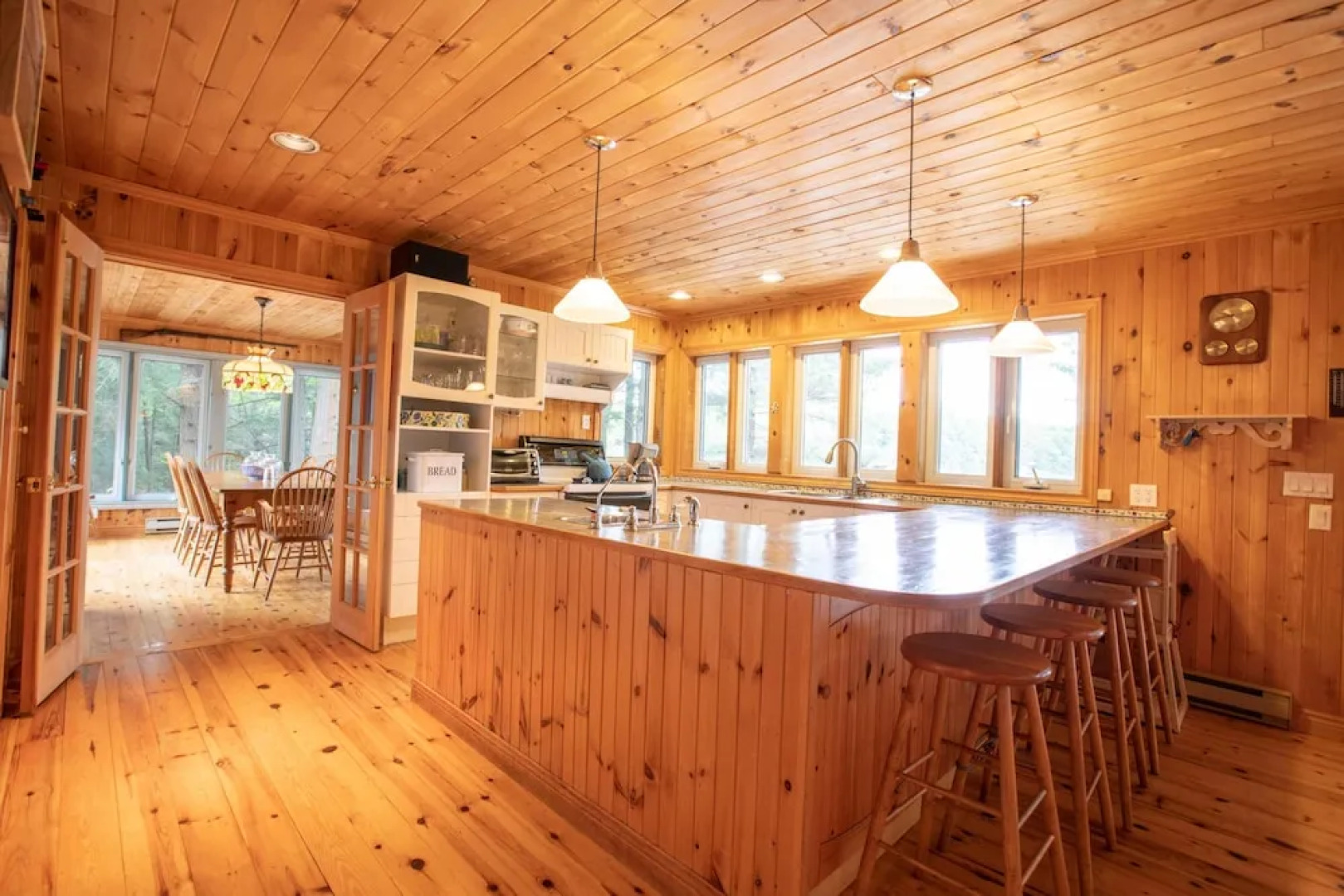 Wildflower Cottage A Fantastic boat access family cottage with a spectacular 500' of waterfront!