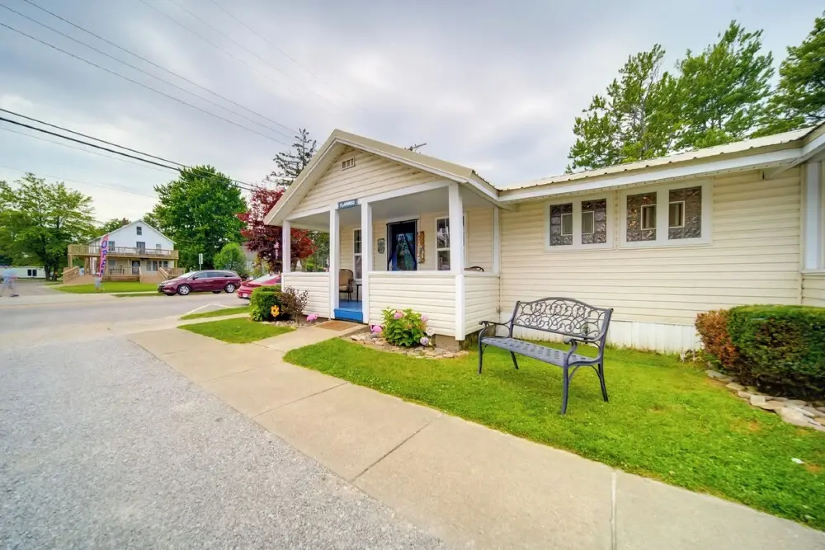 Flamingo Geneva Getaway: Steps to Lake Erie!