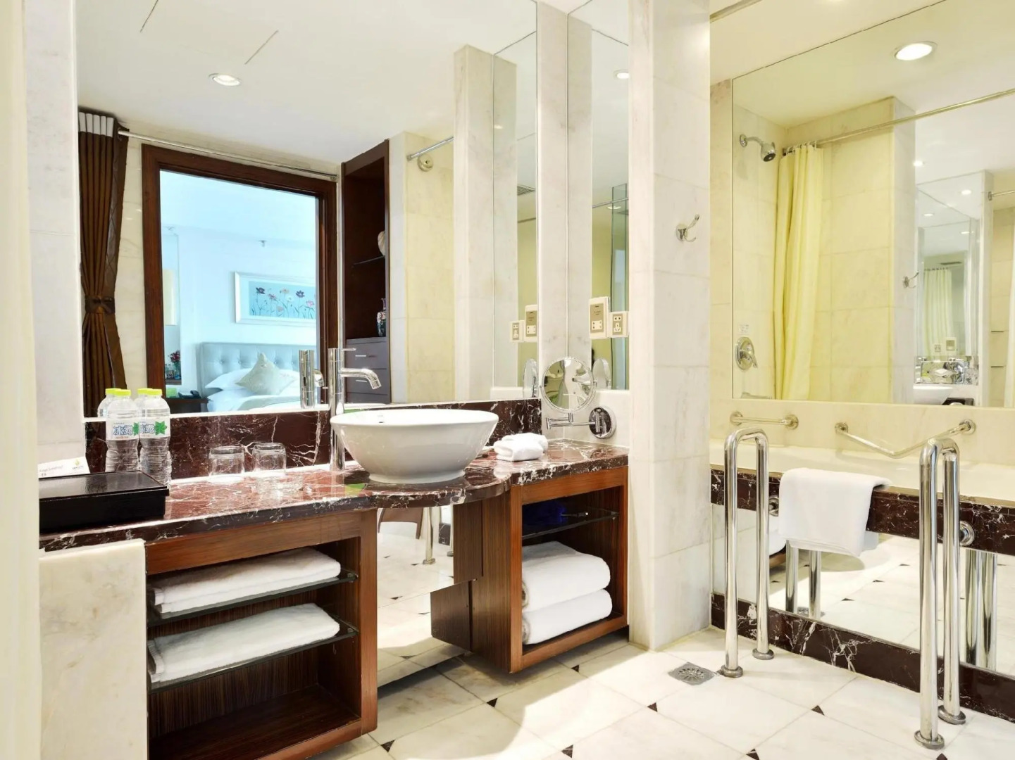 Luxemon Xinjiang Hongfu Hotel