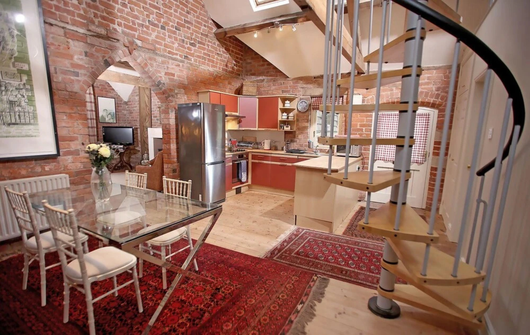 Beautifully converted 19th century coach house with stunning ground fl