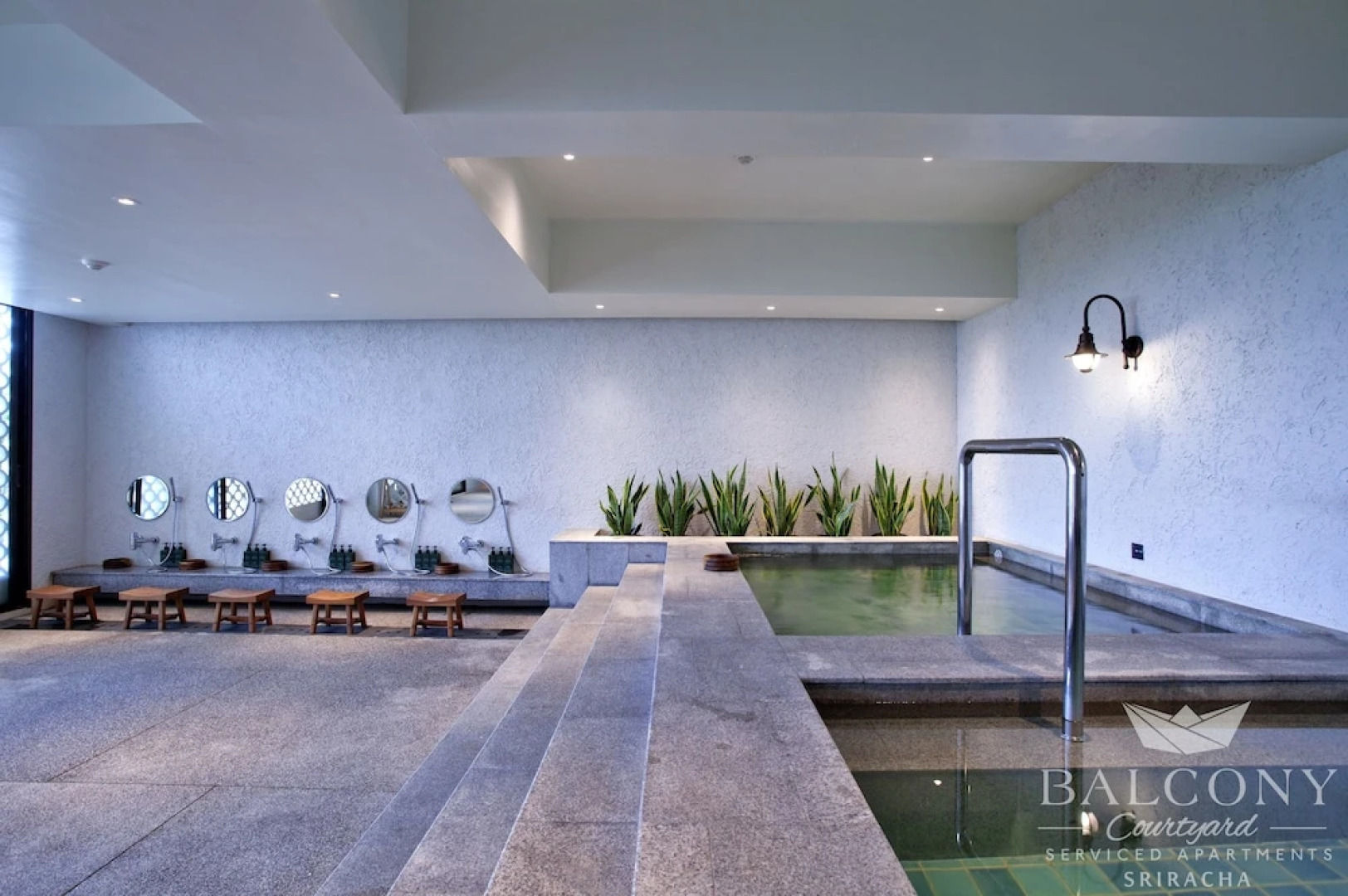 Balcony Courtyard Hotel & Serviced Apartment