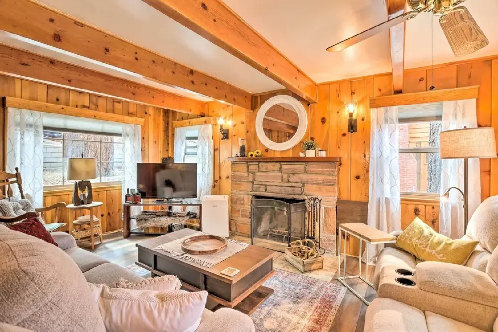 Wrightwood Cabin w/ Cozy Interior!