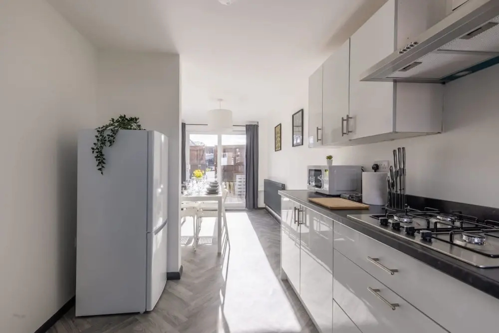 Modern 3 Bed House-free Parking