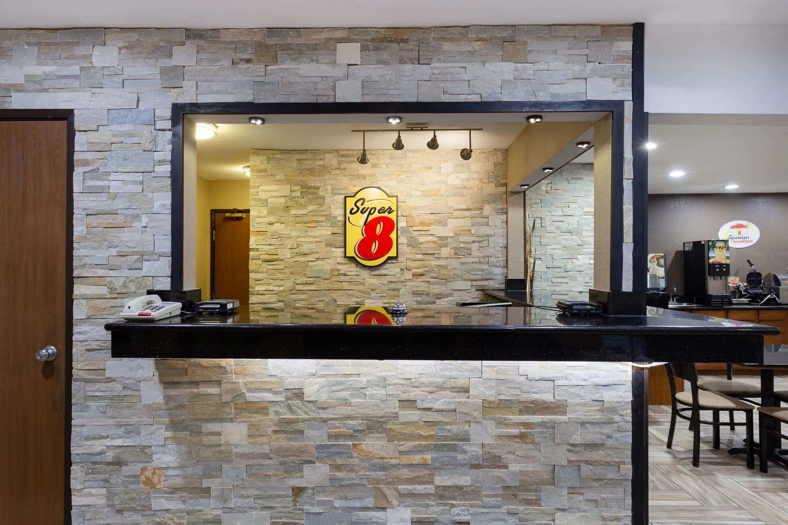 Super 8 by Wyndham Decorah