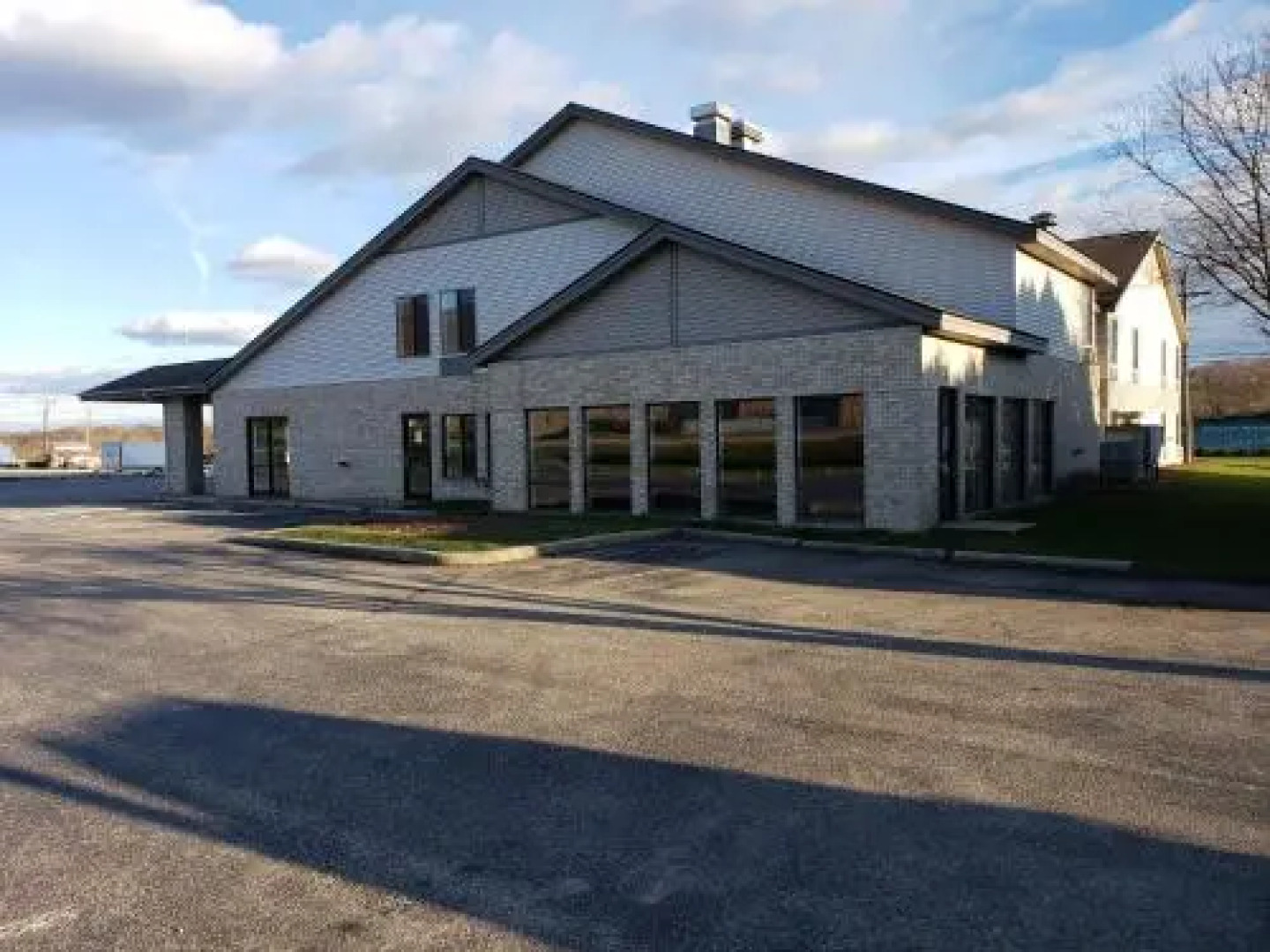 The Center Lodge and Jacuzzi Suites