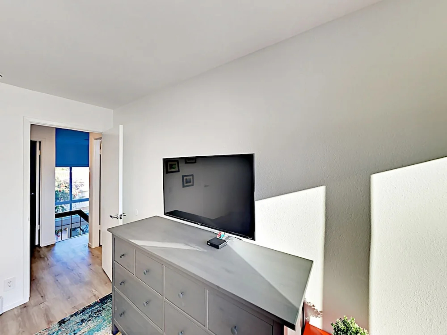 Modern Mountain-View Condo, 1 Block To Beach! Condo