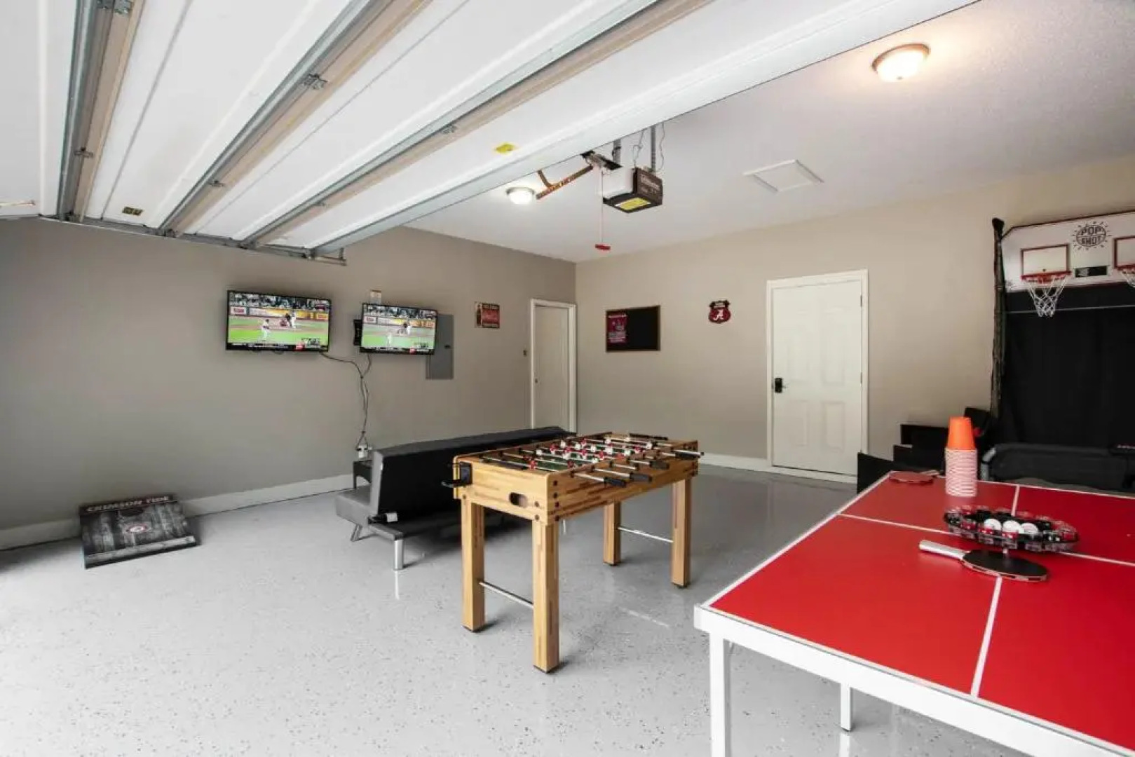 The Crimson Retreat Only 5 Miles to the Stadium BBQ Coffee Games