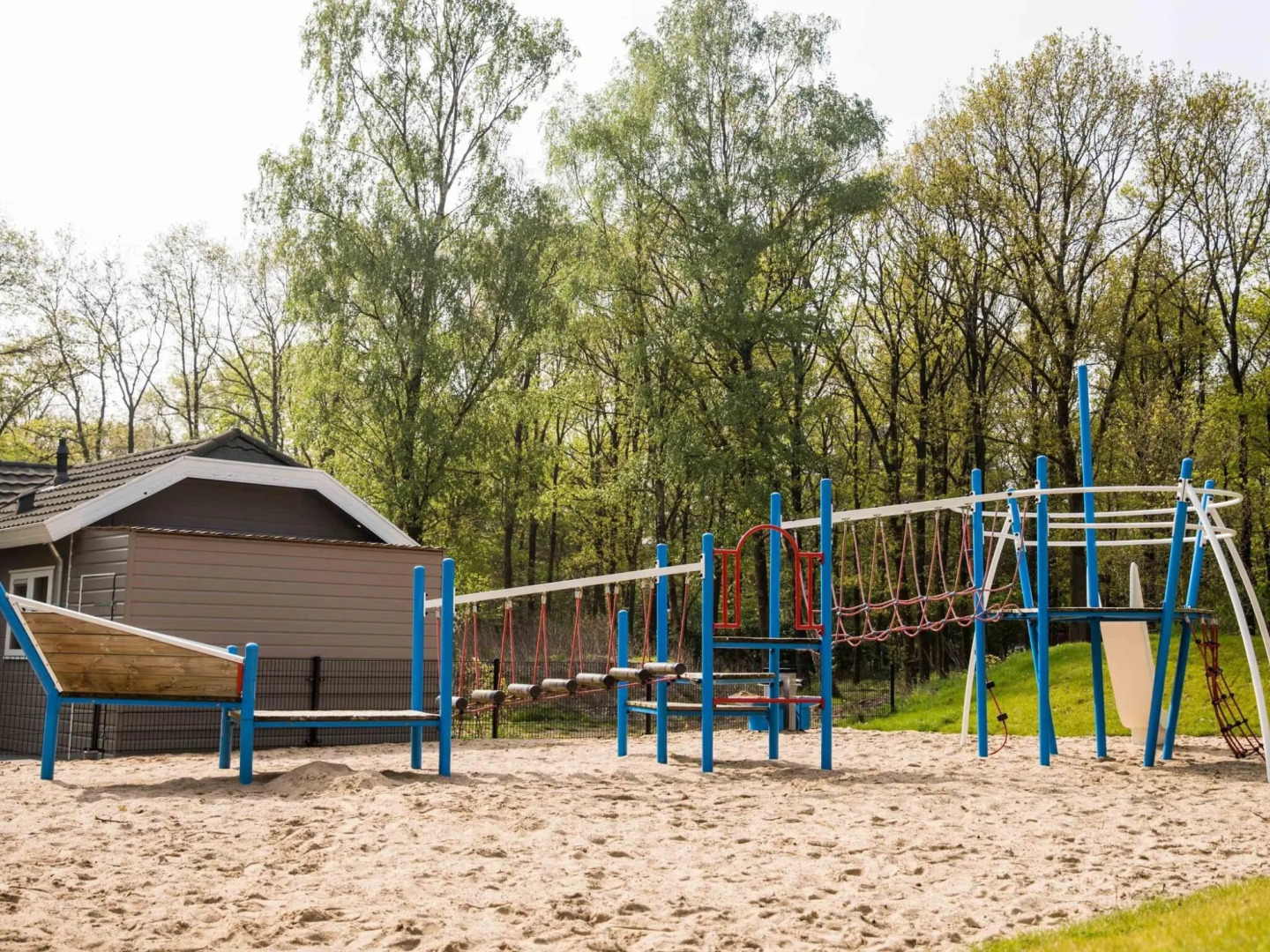 Nice chalet with outdoor sauna and spa, in a holiday park, near the Veluwe