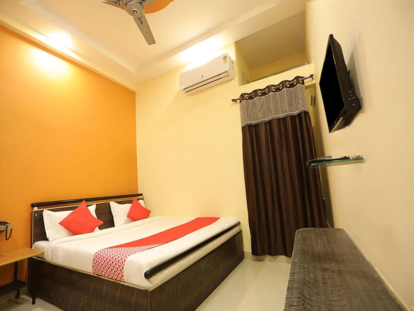 OYO 15217 Shree Gopal Heritage