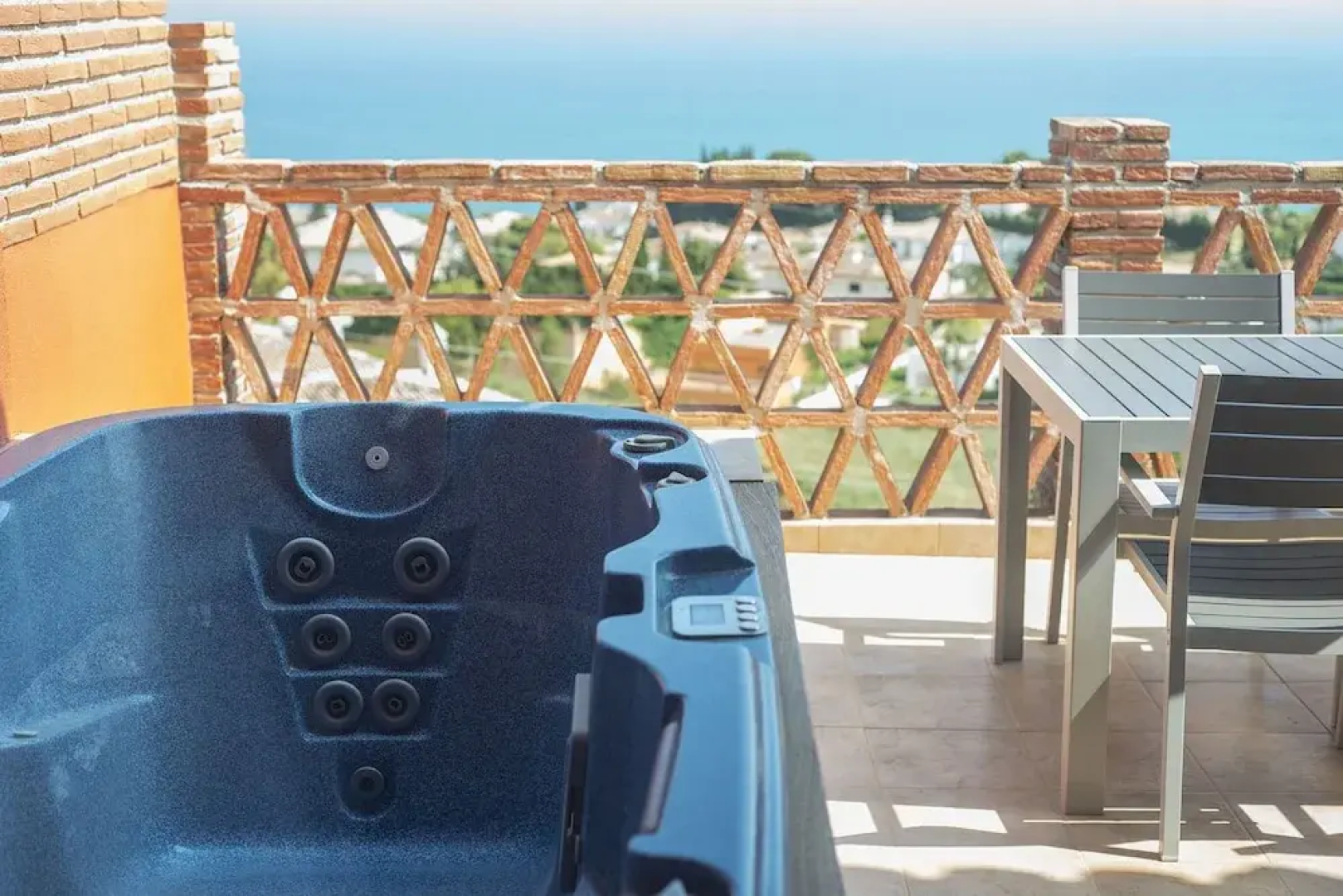 Penthouse M Reserva del Higueron 3 BEDROOMS. TRANSFER to the Beach and Train station. JACUZZI. WIFI. 2 PARKING. 2 SWIMMING POOL