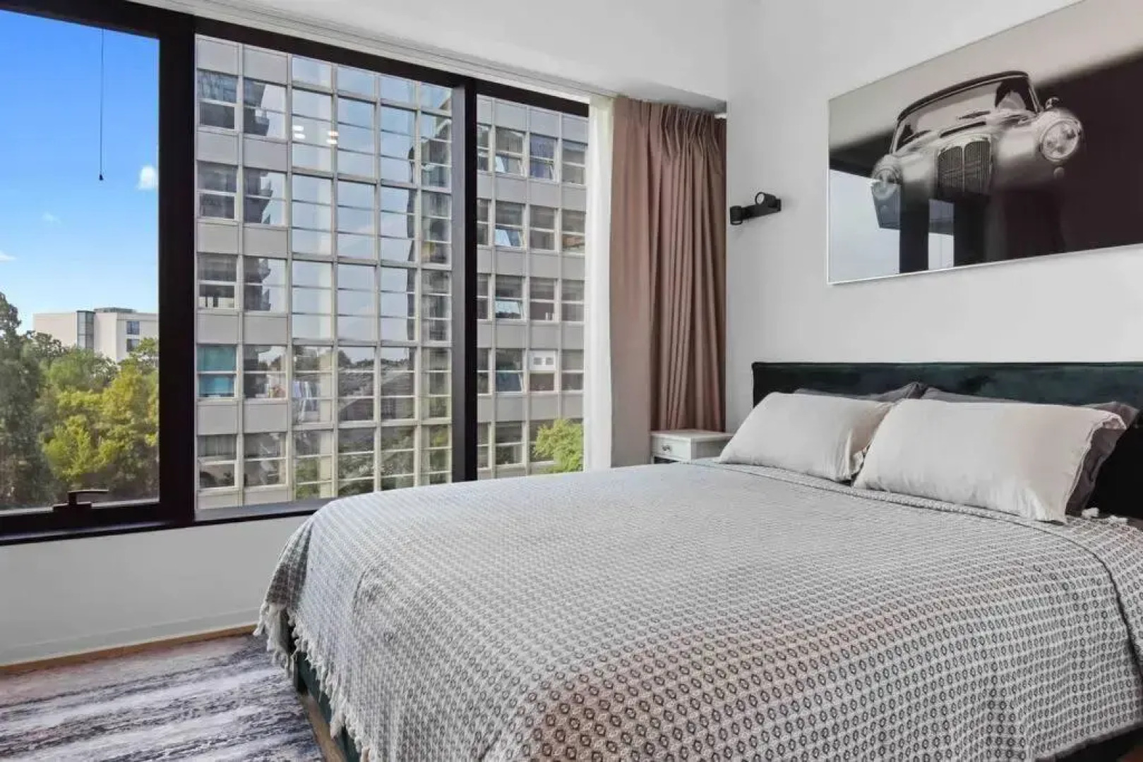 Lake Panorama Loft 5 star Location, Queen Bed, Views