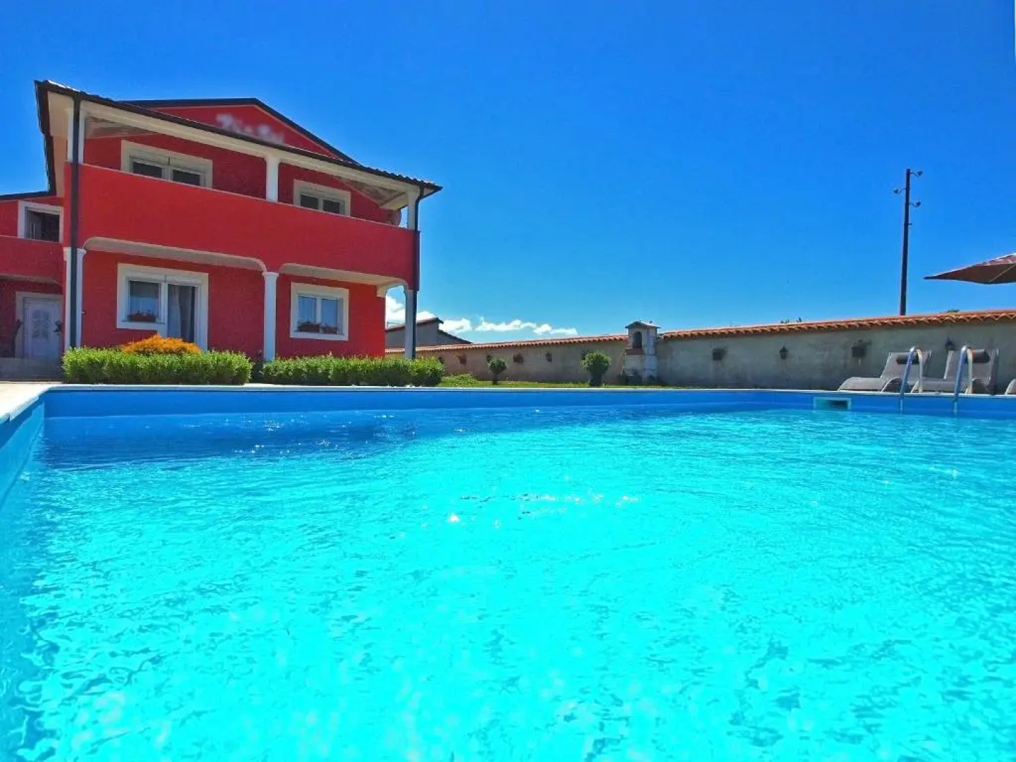 Apartment with pool 1038