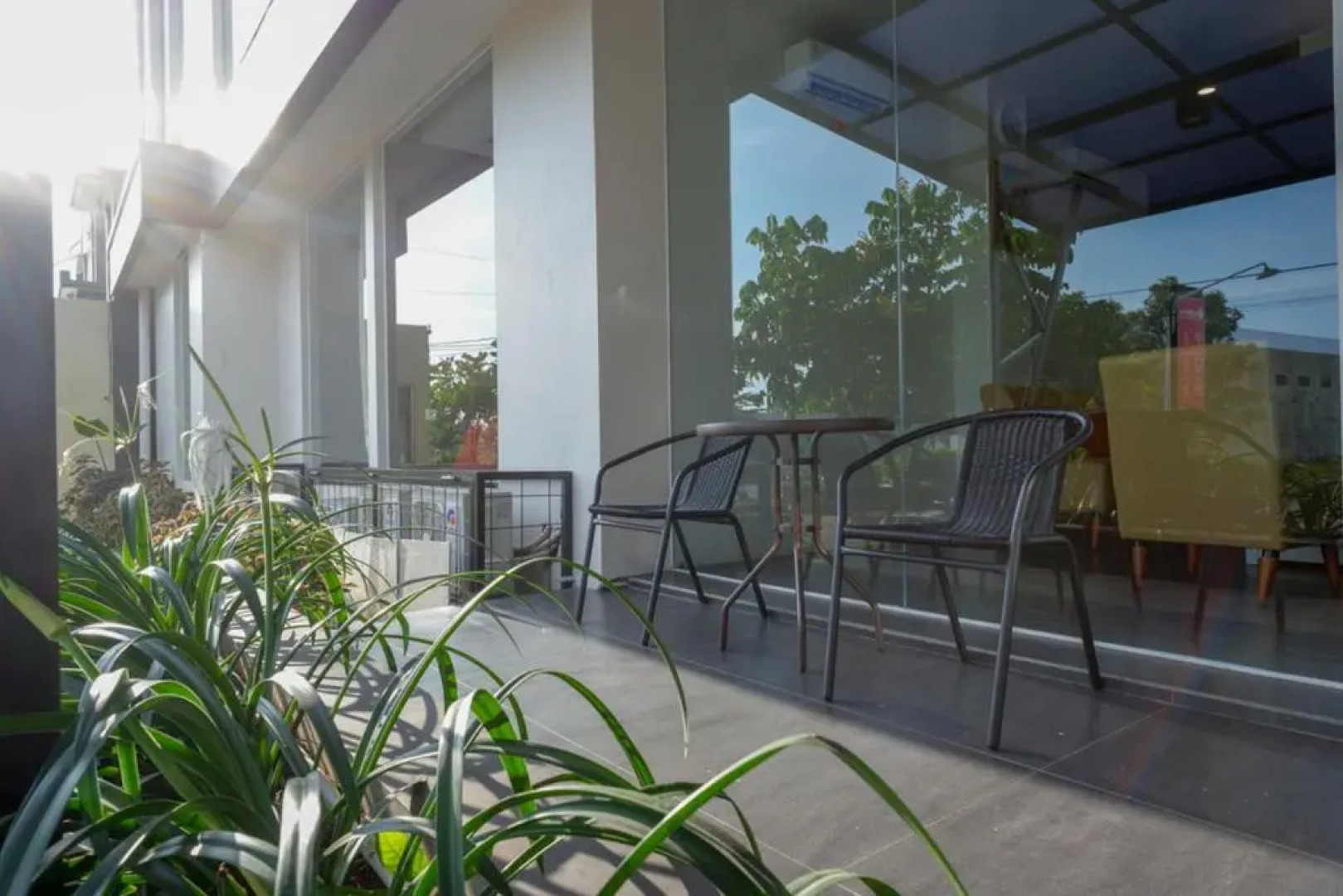 RedDoorz Plus near Solo Baru