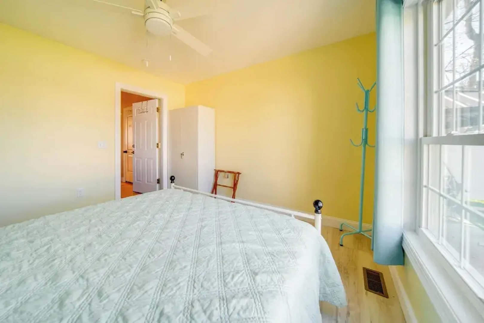 1 Block to Bridge Street: Lake Erie Vacation Home!