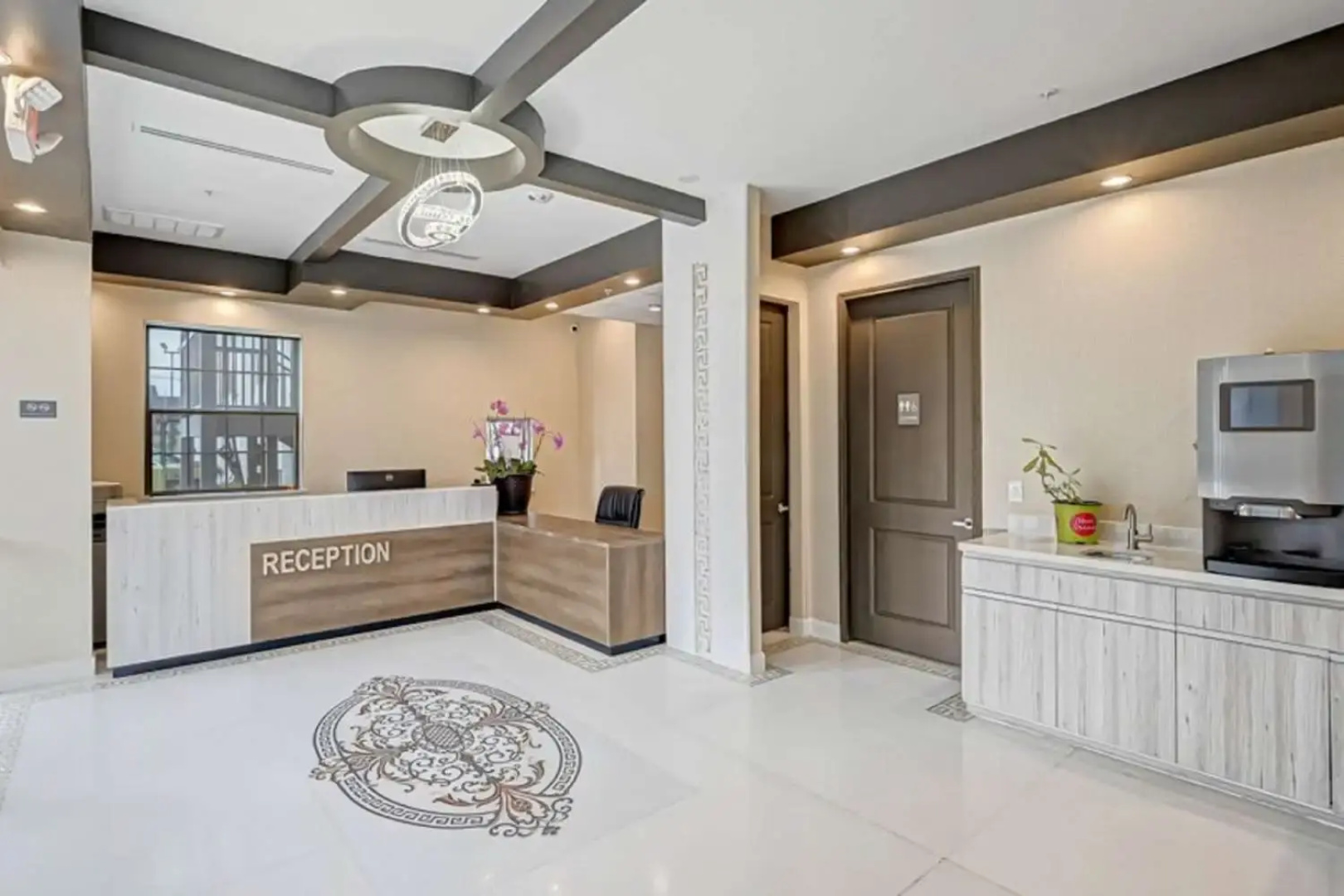 Comfeeni Inn and Suites