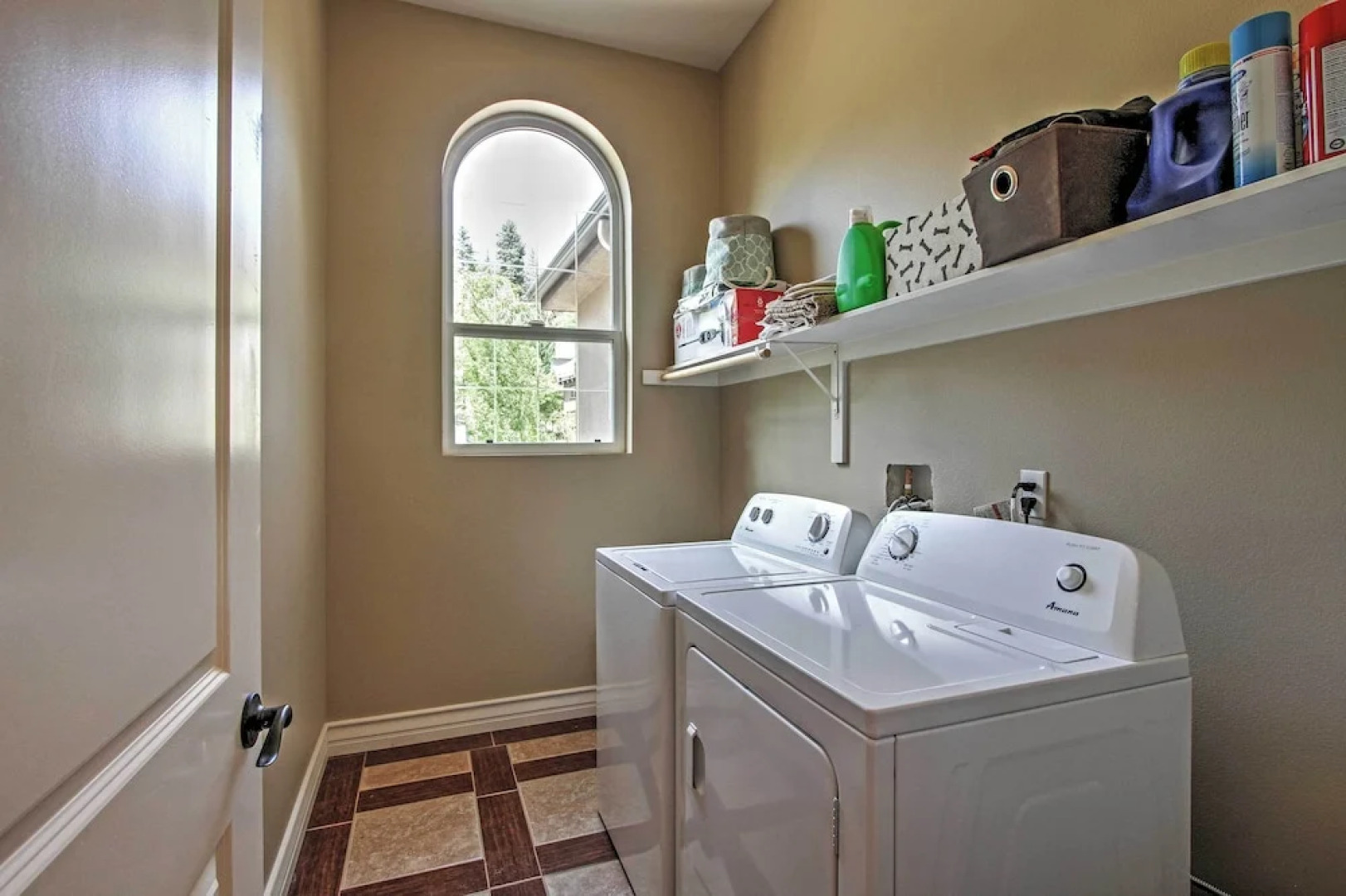 Roomy Home w/ Deck, 5 Mi to Lake Arrowhead Village