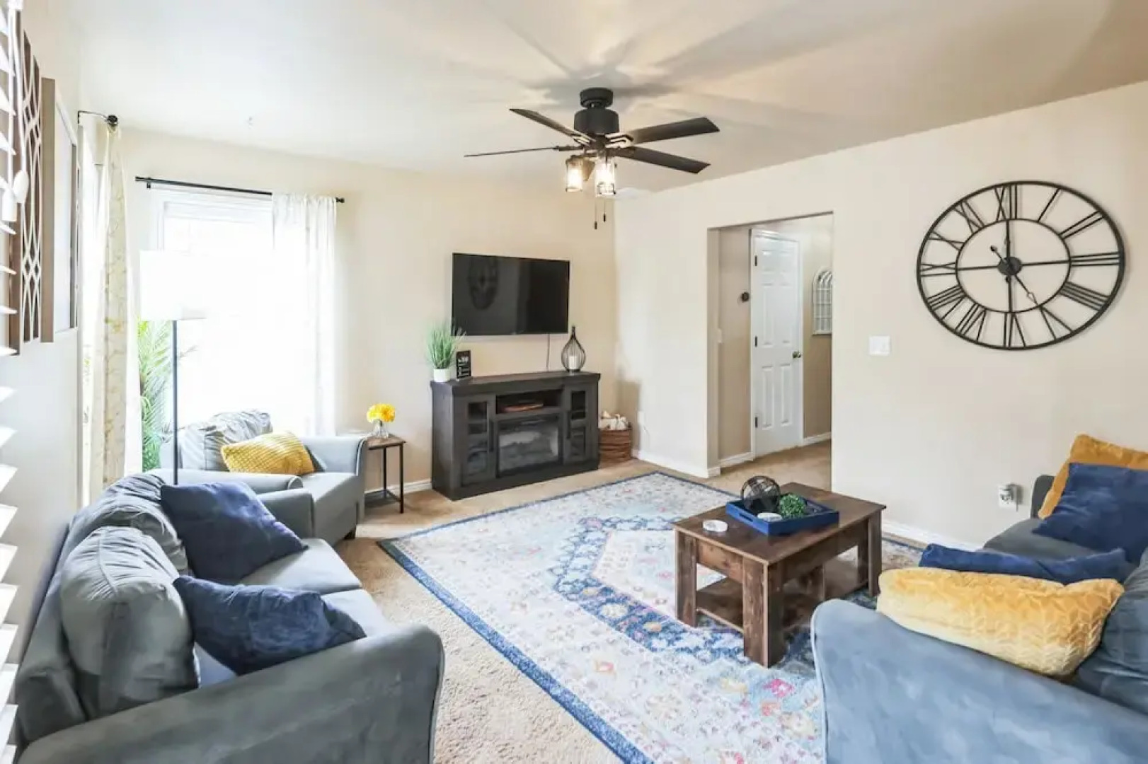 Cozy Corner Oasis With Hot Tub 4 Bedroom Home