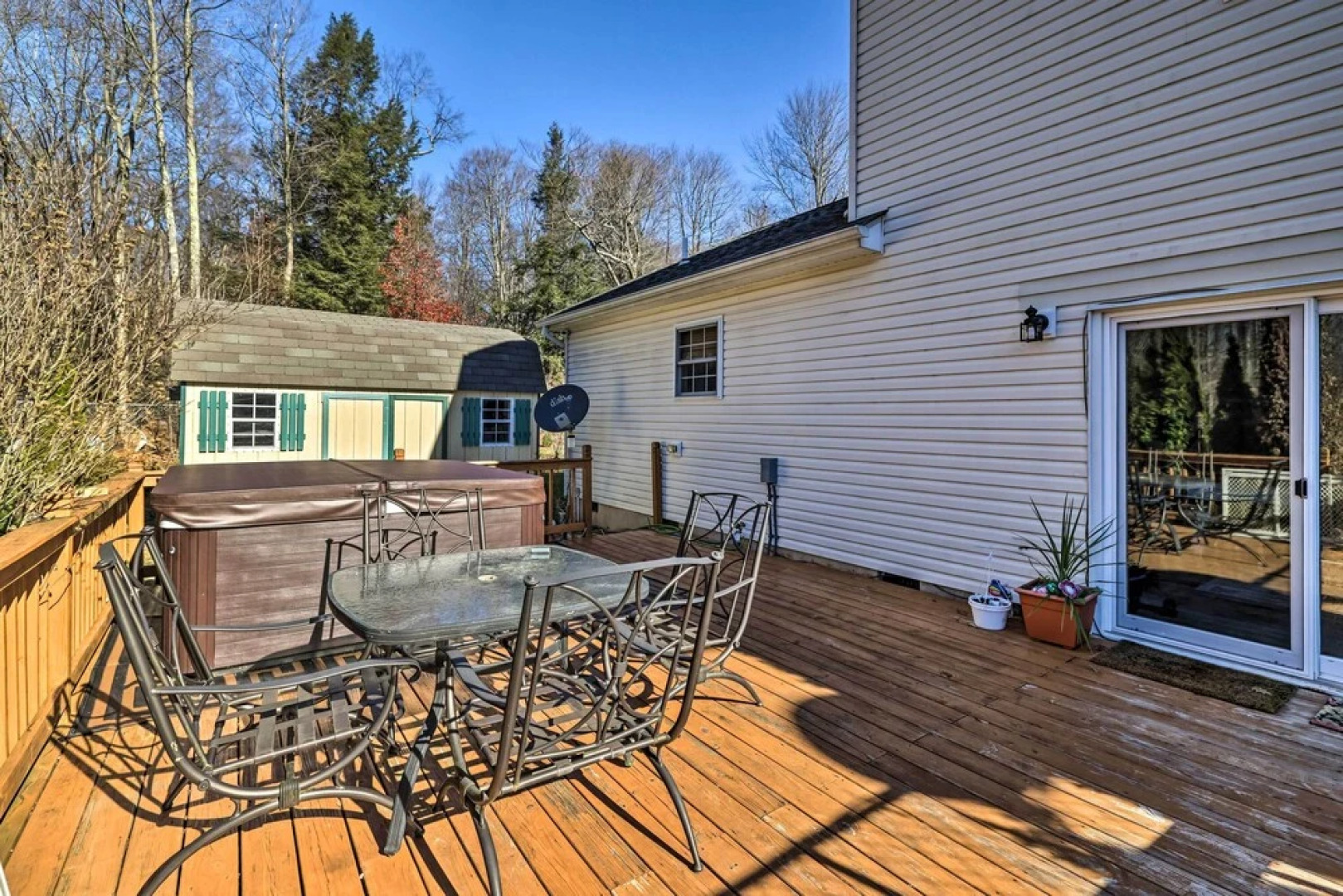 Long Pond Hideaway W/ Deck + Private Hot Tub!