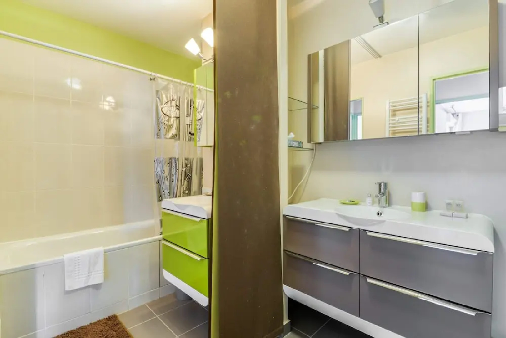 Spacious Apartment With Stunning View of Paris la Défense Fits up to 8