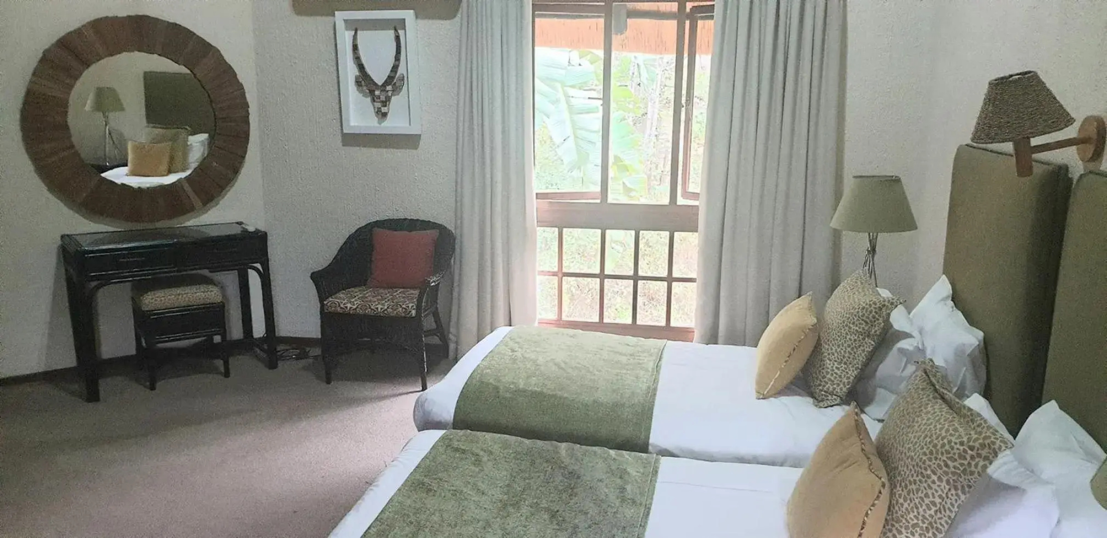 Dreamy 3 bedroom villa on the edge of the Sabie River in Kruger Park Lodge