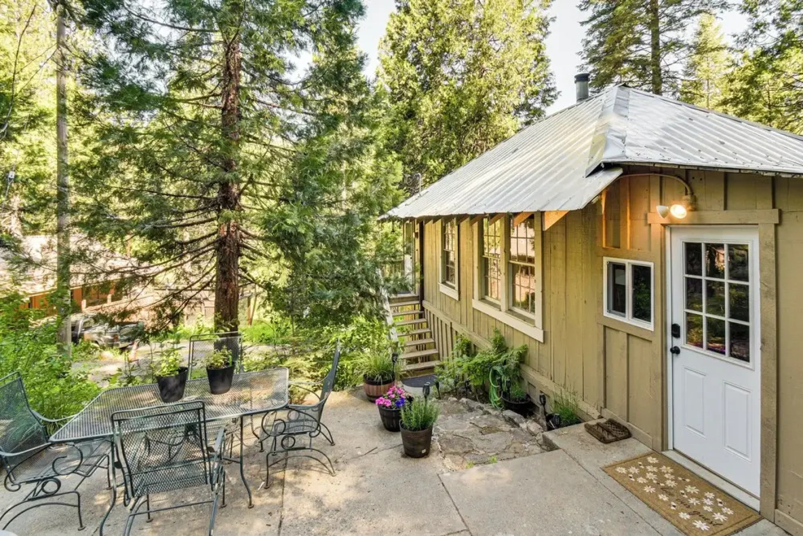 8 Mi to Yosemite National Park: Cabin w/ Fire Pit