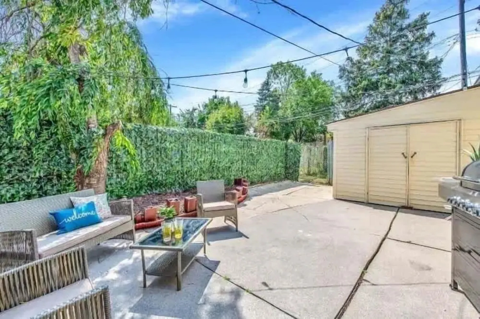 Grosse Pointe/detroit 3br Sleeps 8 Yard 3 Bedroom Home