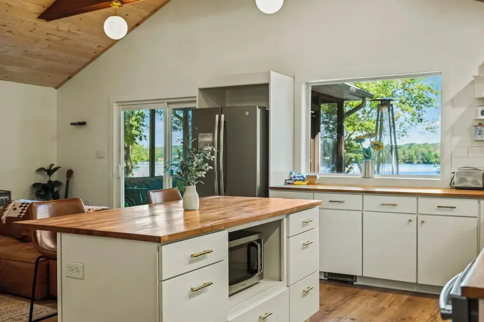 Lake Daze by Avantstay Lakefront w/ Modern Interior, Enclosed Porch & Hot Tub