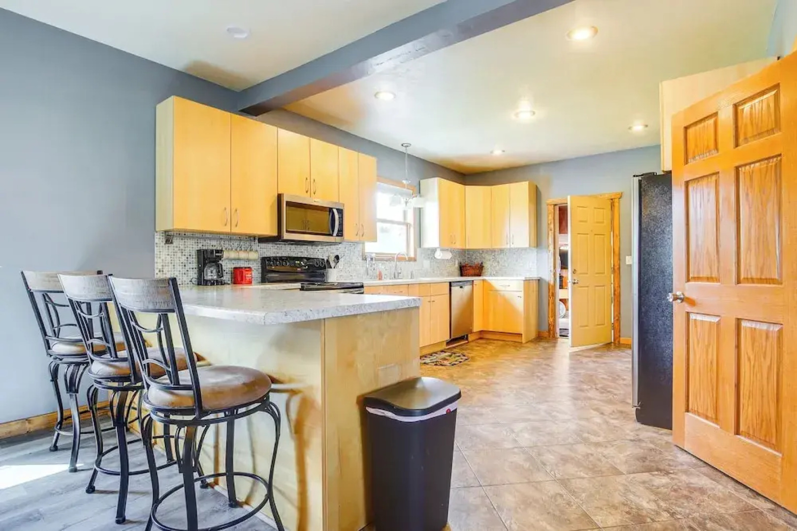 Algoma Retreat: Near Beach, Game Room, Yard