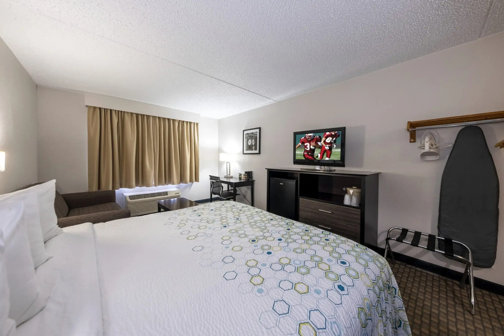 HomeTown Inn by Red Roof East Syracuse