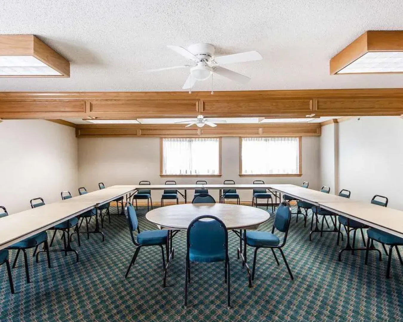 Econo Lodge Blackwell - I-35