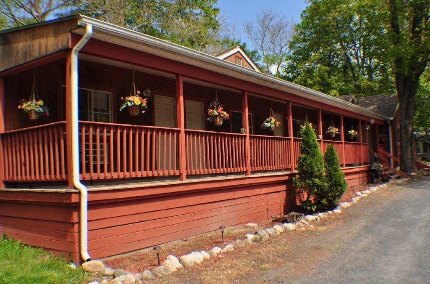 Valley Brook Inn & Cottages