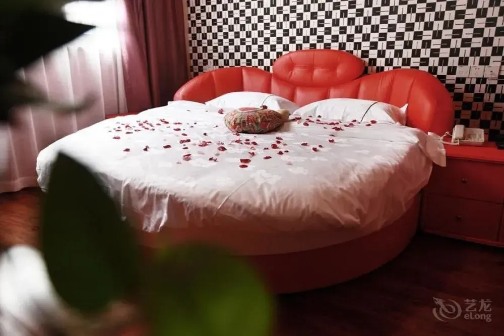 阳光纳里客栈(开封清明上河园店)