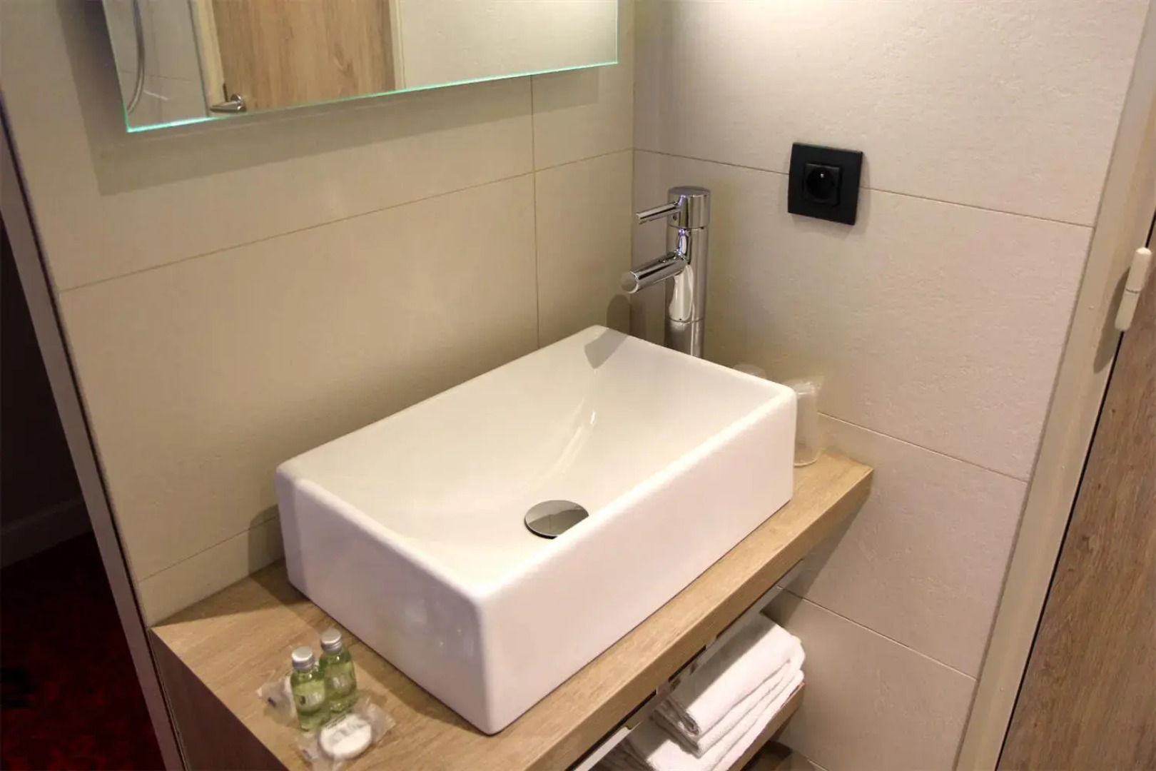 Отель Le Montmartre Saint Pierre