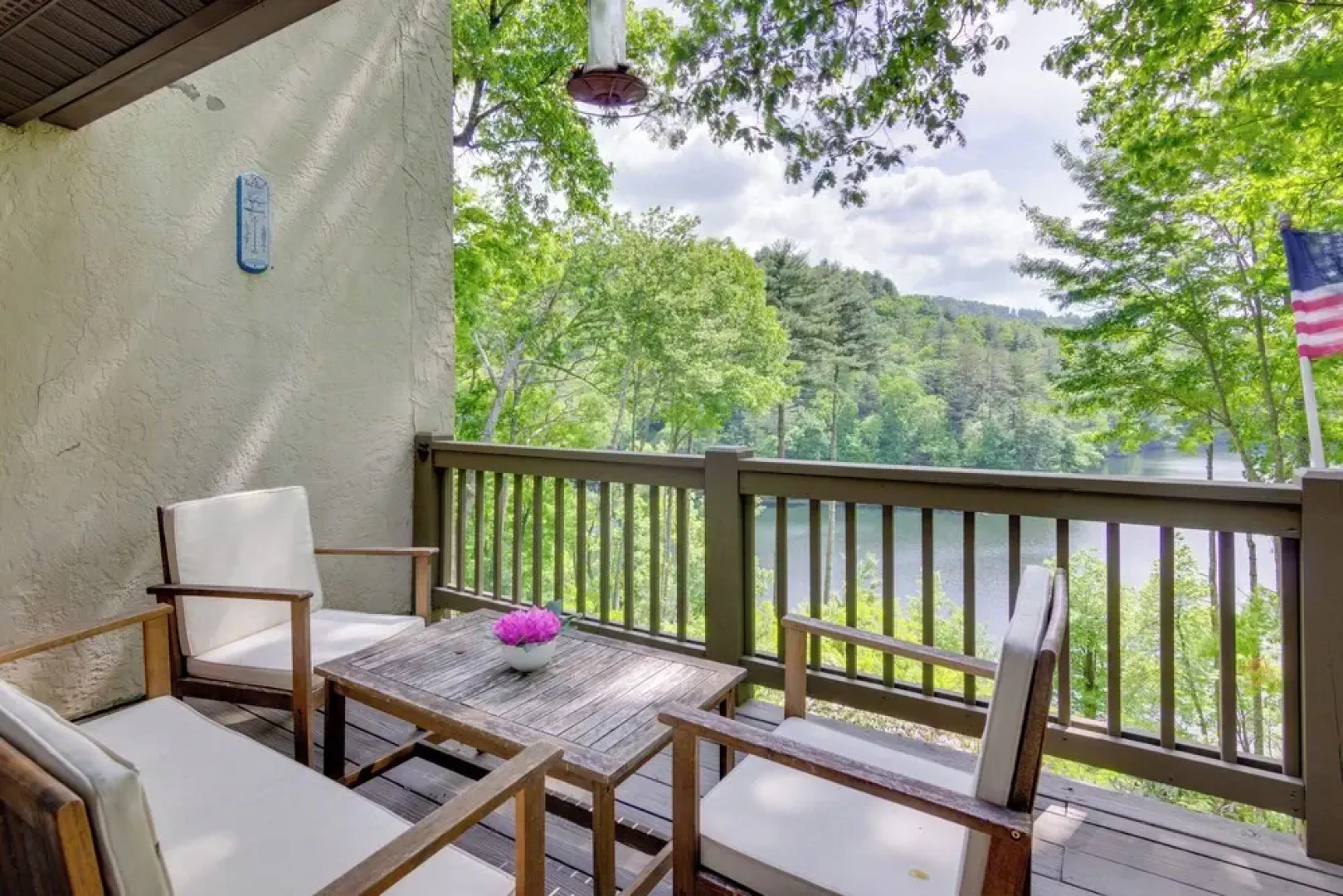 High-end Sapphire Retreat on Fairfield Lake!